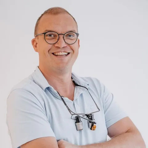 Dr. Uwe Walker